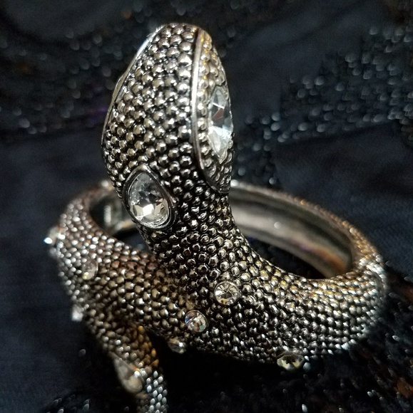 EUC GUESS Cleopatra Bracelet🌹 - Picture 2 of 8